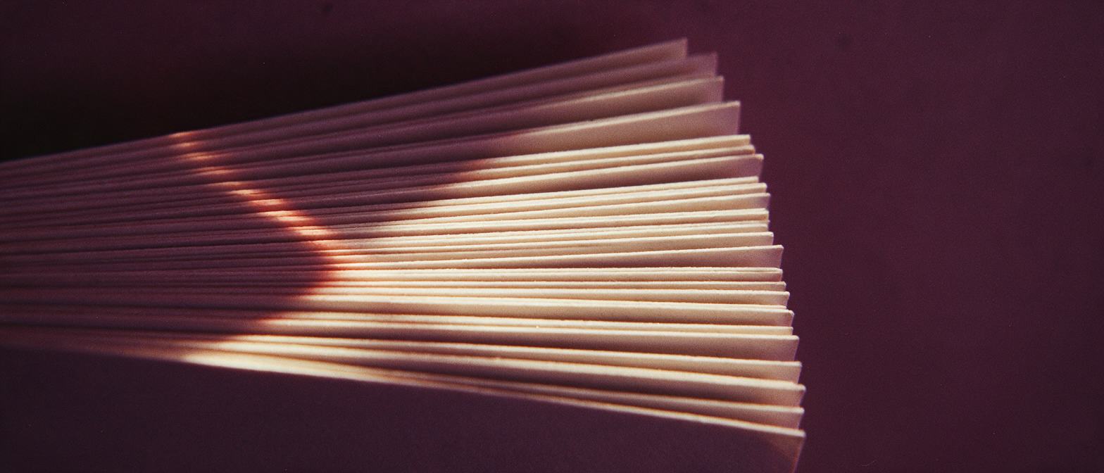 Aufgefächerte Karteikarten im Streiflicht